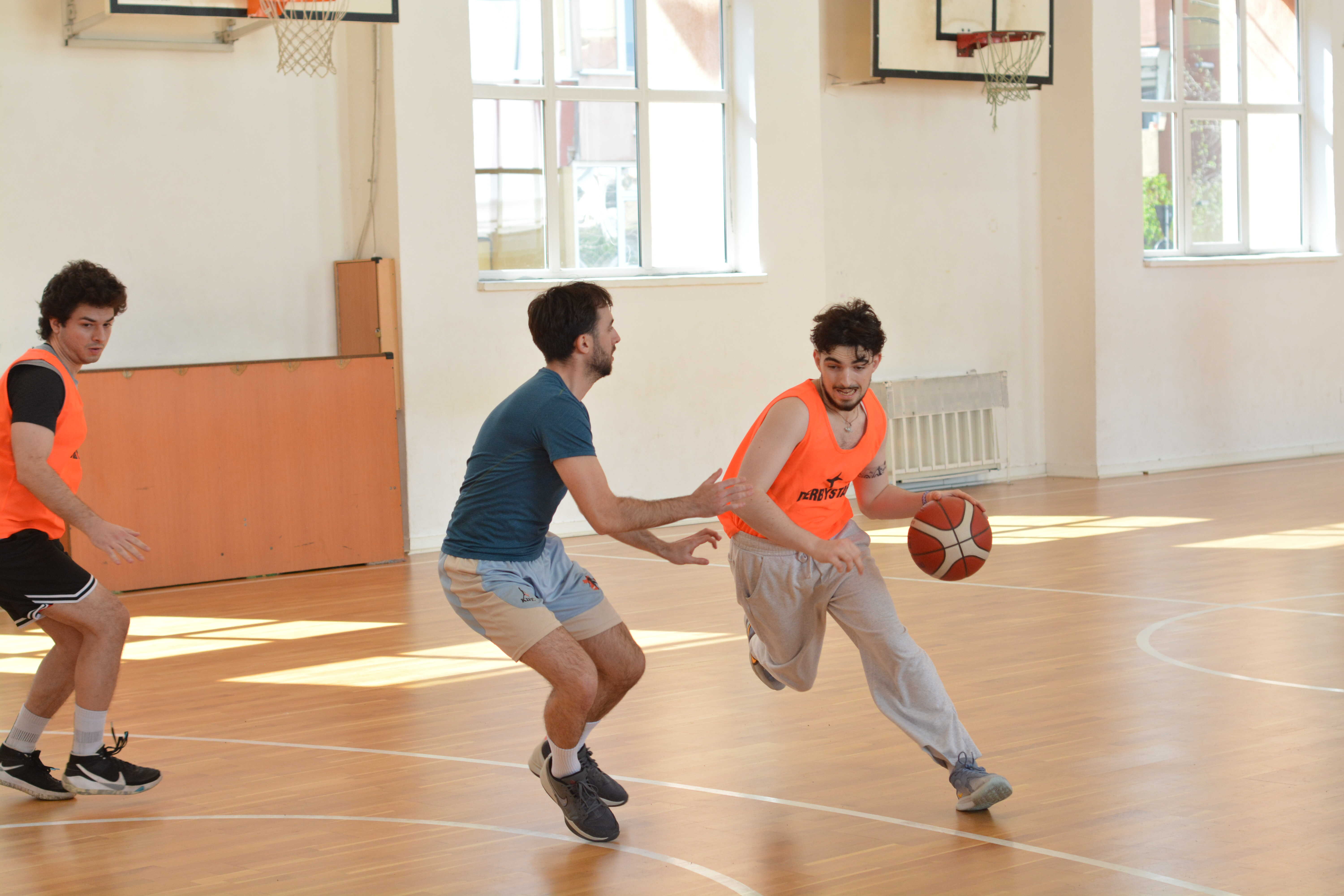 Basketball action during National Erasmus Games